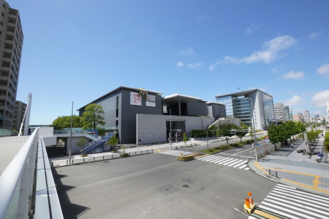 兵庫県立美術館の北側外観歩道橋の上からの写真素材