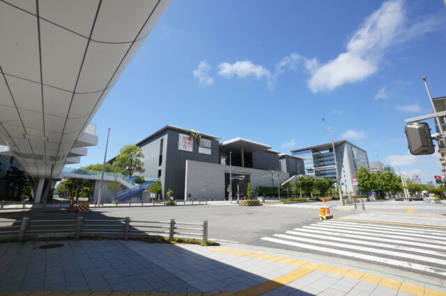 兵庫県立美術館の北側外観歩道橋の下からの写真素材