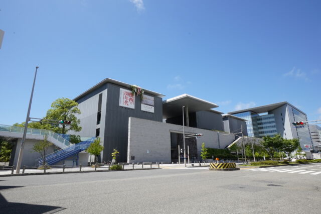 兵庫県立美術館の北側外観道路越しの写真素材