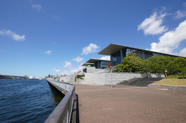 兵庫県立美術館の南側外観と海の写真素材