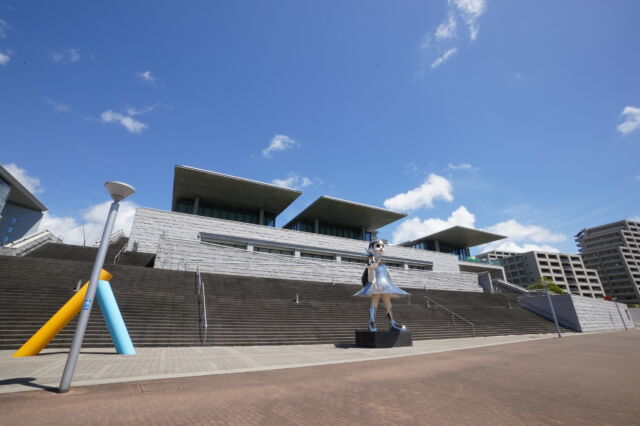 兵庫県立美術館の南側の外観と階段サン・シスターの写真素材