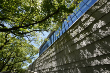 兵庫県立美術館の東側回廊と外観の写真素材