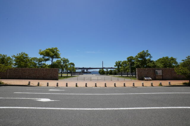 なぎさ公園中央入口道路越しの写真素材