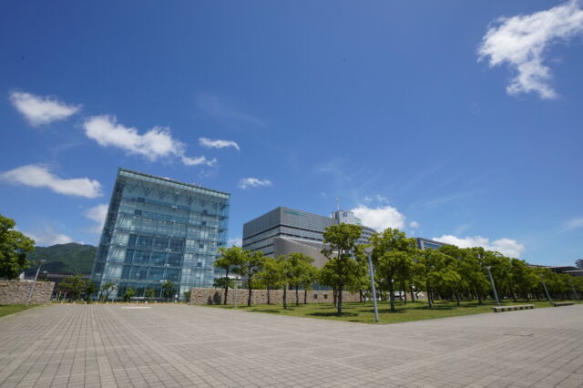 なぎさ公園から撮影した人と防災未来センター西館の写真素材